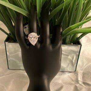 Elegant Silver Pear-Cut Ring elevates your collection. Perfect vaca ring 💍